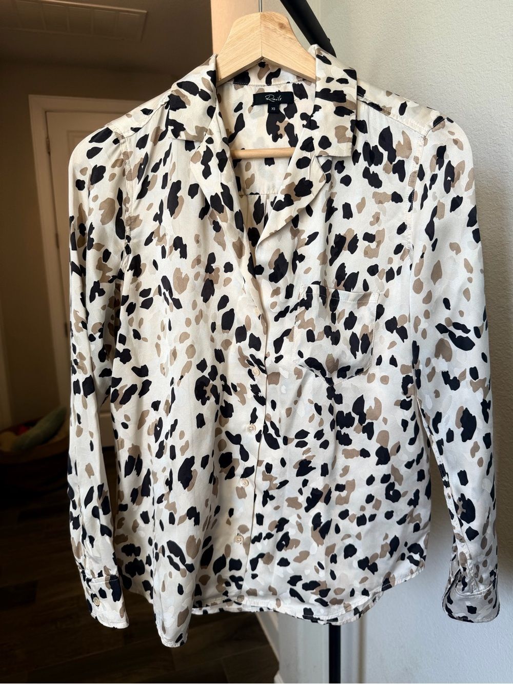 Rails Rebel 100% Silk Abstract Animal Print Button Down Shirt Blouse XS Ivory
